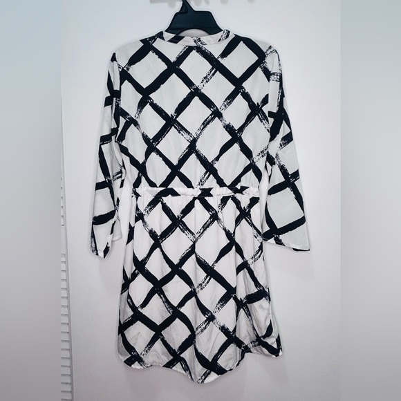 Black and White Geometric Dress - Picture 4 of 11